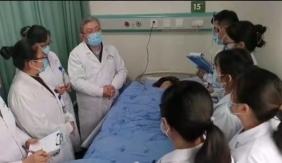 严宗逊主任床旁查房