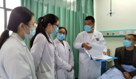 周广举主任床旁查房