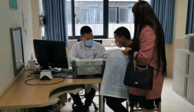 周广举主任门诊看诊(2)