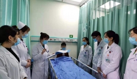 左莹床旁查房