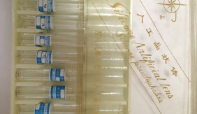 1989年我院眼科老主任刘文敬教授开展了人工晶状体植入，这是我院最早的植入型人工晶状体，我院也是省内最早开展这一技术的医院