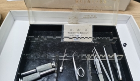 上世纪八十年代末我院眼科开展显微手术，正是这一盘显微器械拉开了眼科显微手术的大幕。
