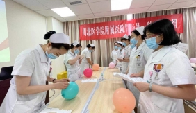 科室工会活动操作技能比赛之气球上粘贴造口袋